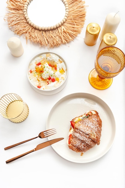 Kolacja przy stole — talerze z potrawami